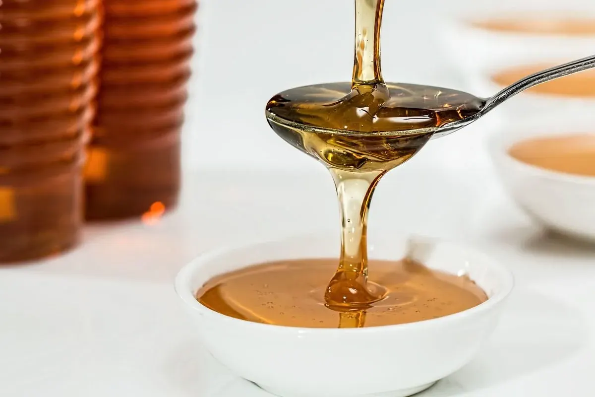 Скільки коштує мед в Україні у 2026 році: ціни від пасічників та в магазинах