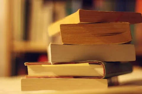 Книжки в Україні можуть подорожчати ще на 8–10%: що відомо
