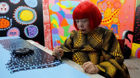 Померла Яйої Кусама: художниця нескінченності та горошку