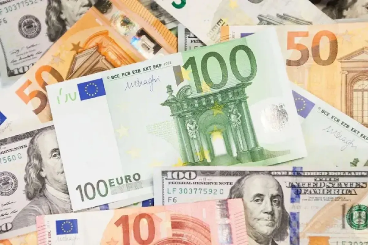 НБУ оновив курси валют: долар додав шість копійок, євро знизився