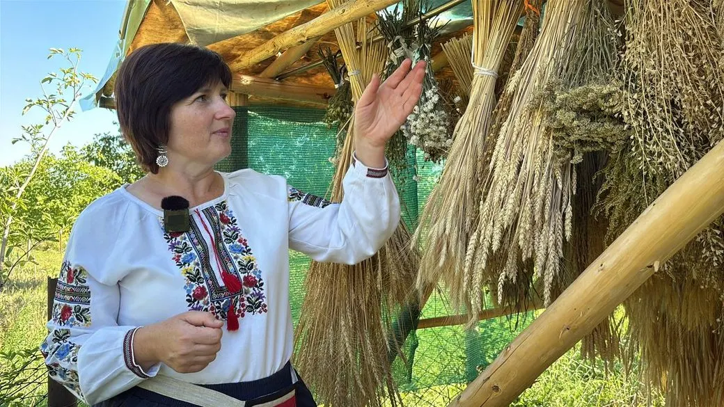 Іграшки з сіна: як майстриня з Борислава перетворила хобі на родинну справу