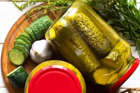 Огірки з куркумою на зиму: яскрава закуска з користю для здоров’я